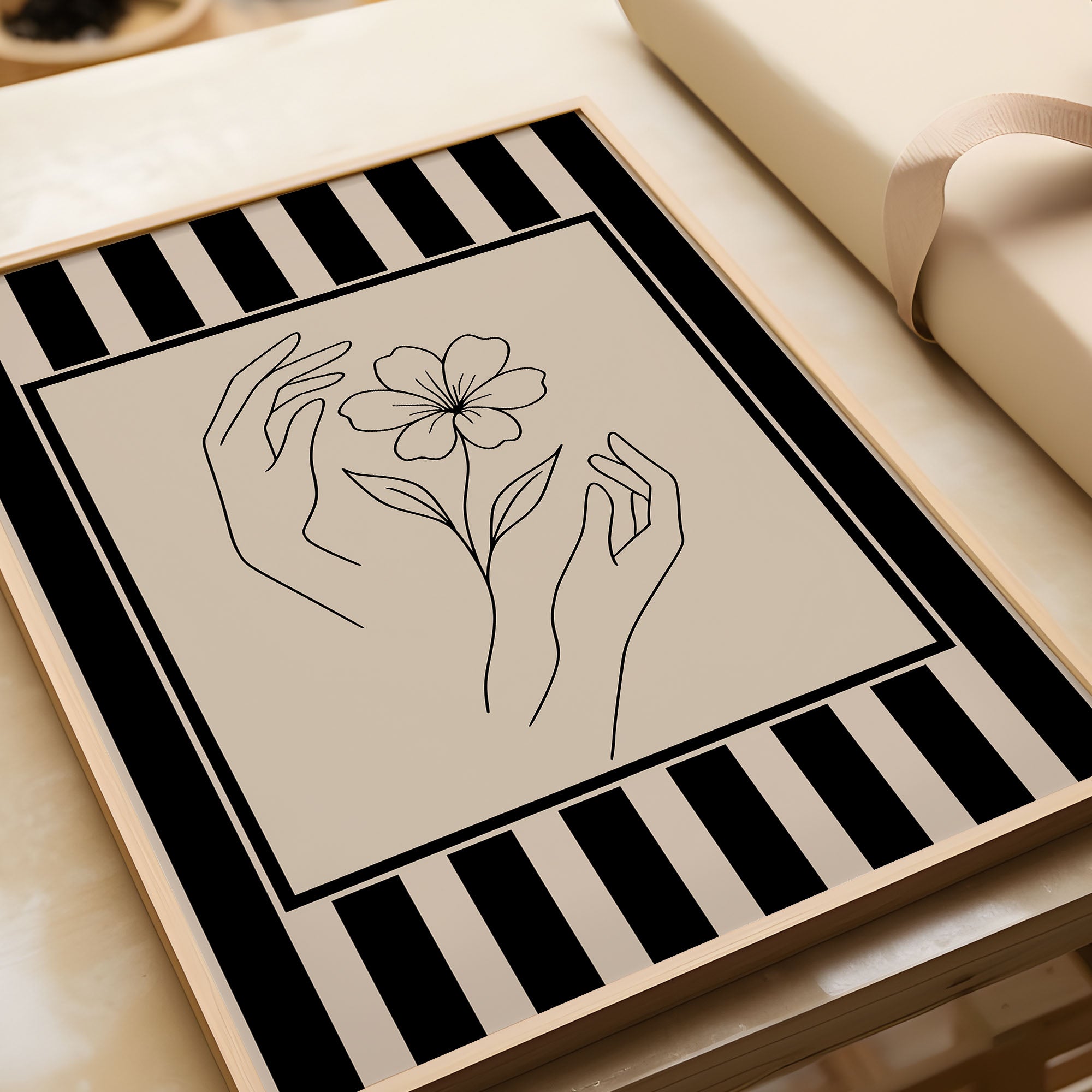 Blumen Poster ungerahmt – Line Art Bild mit Hände und Blume in Schwarz Weiß | Moderne Wanddeko auf halbmattem Papier