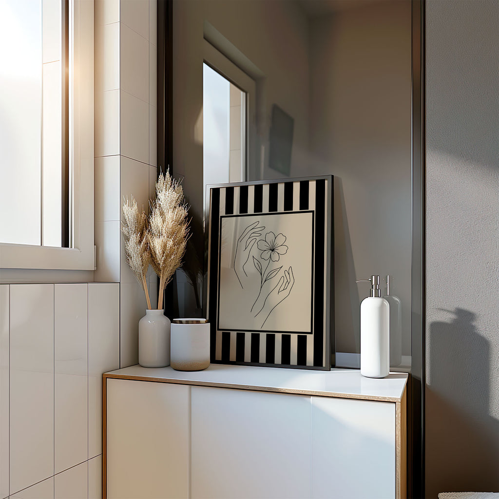 Blumen Poster ungerahmt – Line Art Bild mit Hände und Blume in Schwarz Weiß | Moderne Wanddeko auf halbmattem Papier