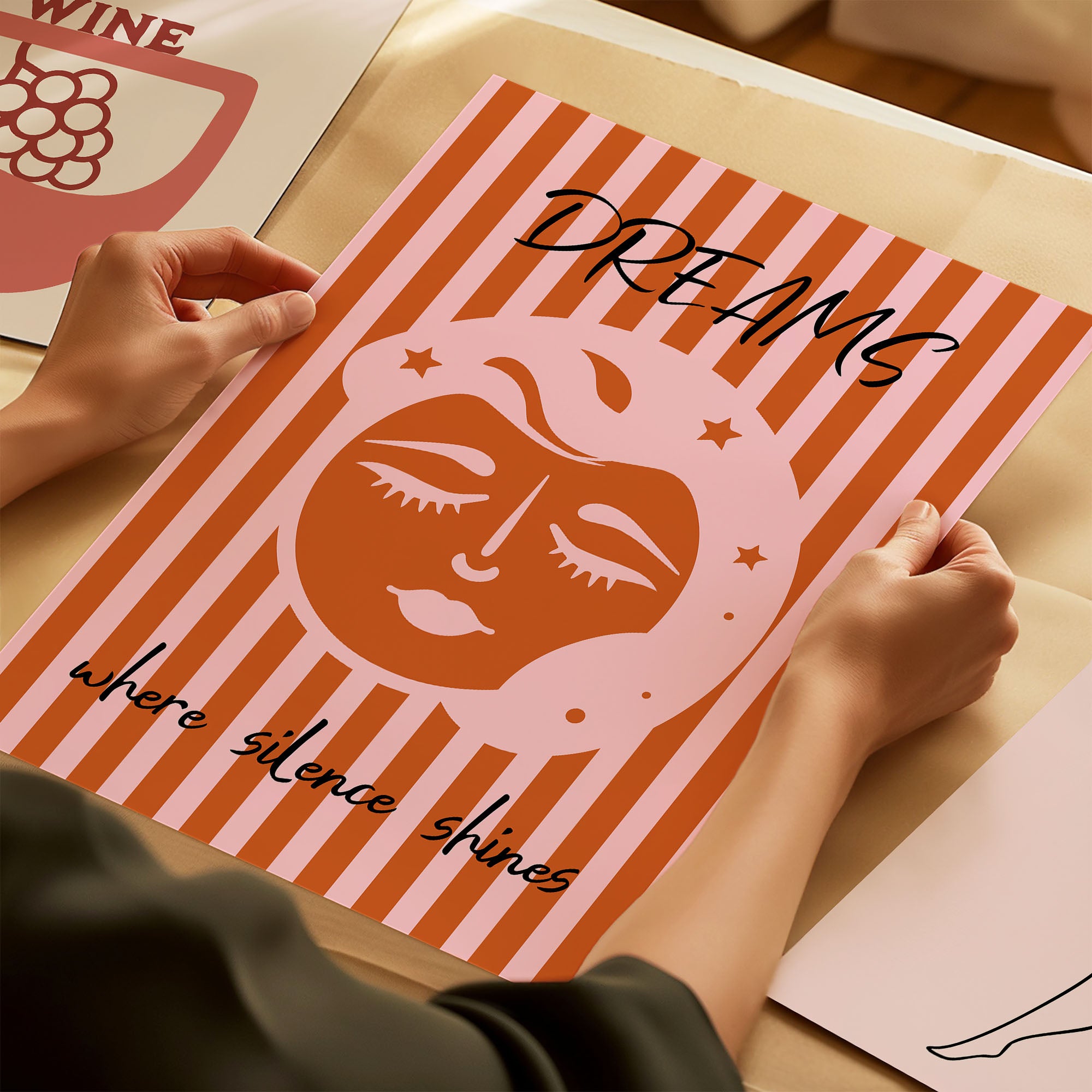 Schlafzimmer Poster – Retro Wanddeko mit Mond & Sternen in Rosa und Rot | Modernes Wandbild auf halbmattem Papier